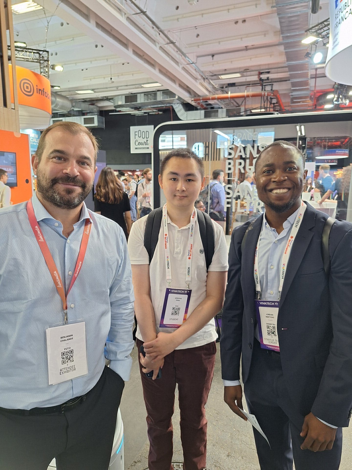 Alexandre Helies et Julien Diop (Lundi Matin) au stand Yuto